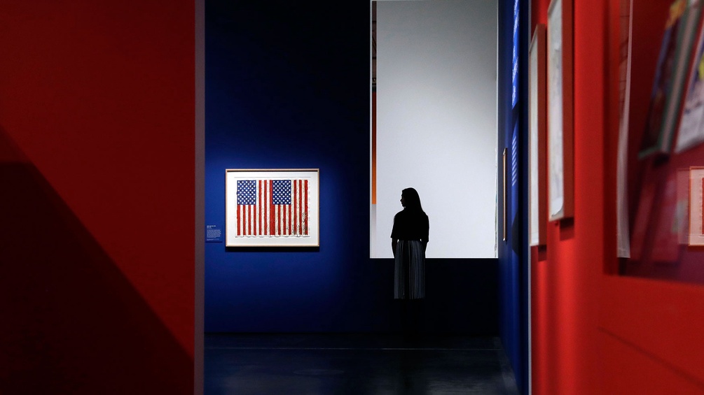 Frau in der Ausstellung, US-Flagge