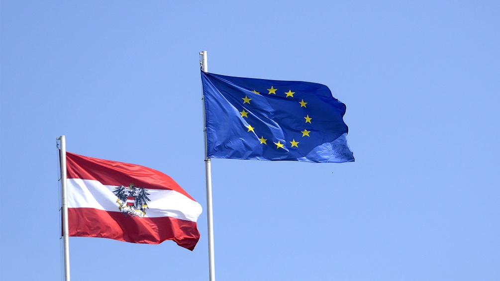 Österreich- und EU Flagge 