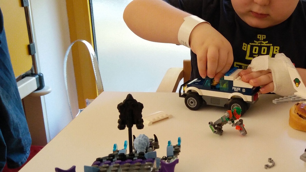Kind spielt im Krankenhaus Lego