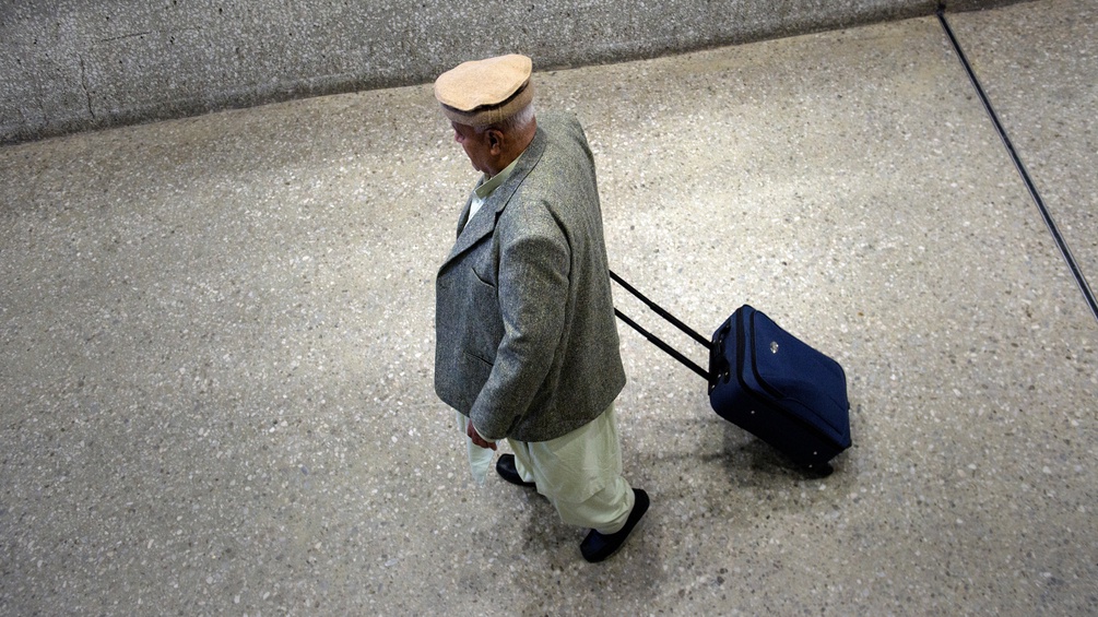 Ein Mann beim Verlassen eines Flughafens