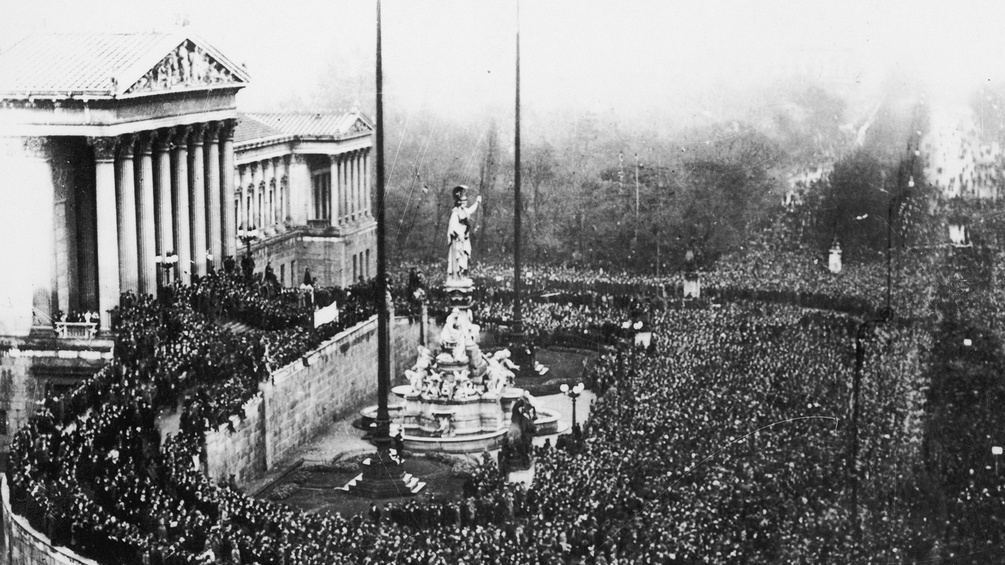 Demonstrationen vor dem österreichischen Parlament 1918 