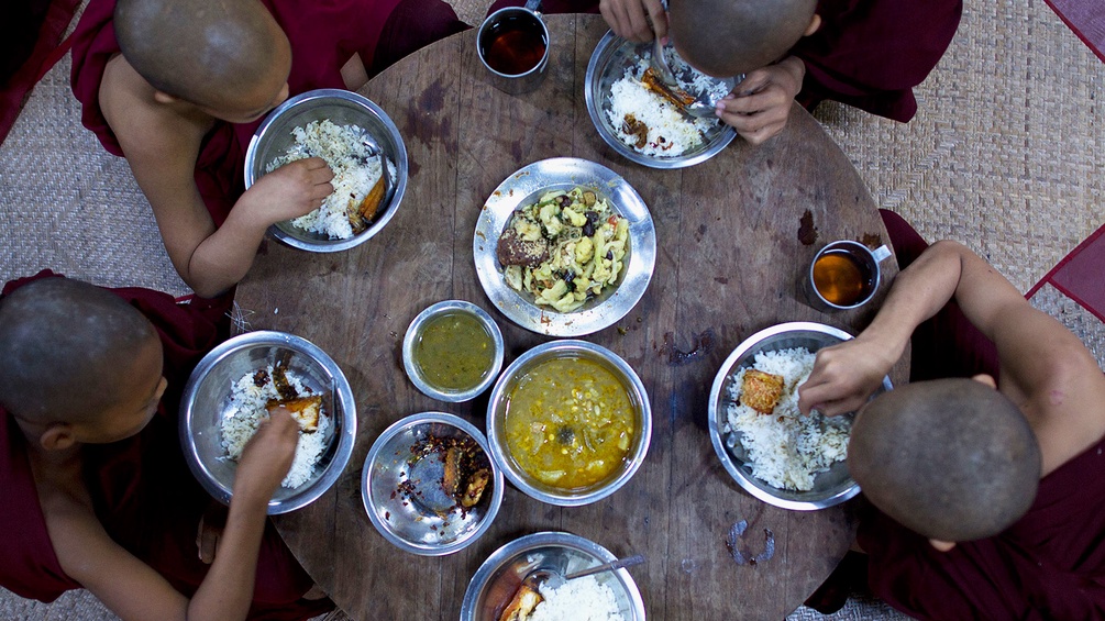 Buddhistisches Essen auf dem Tisch, Vogelpersektive
