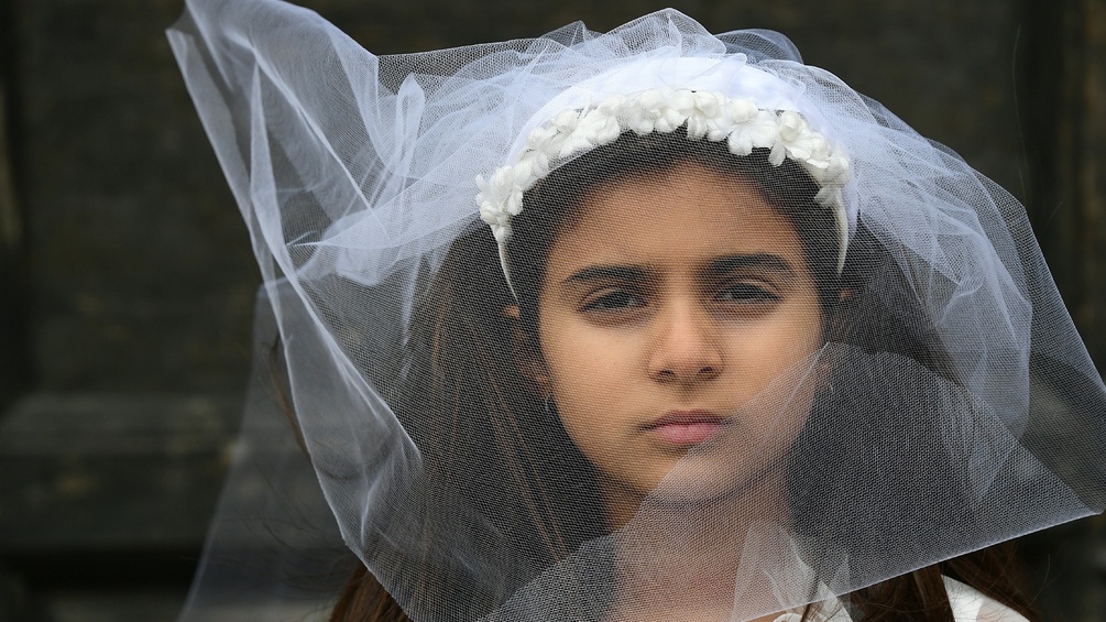 Ein Mädchen in einem Brautkleid