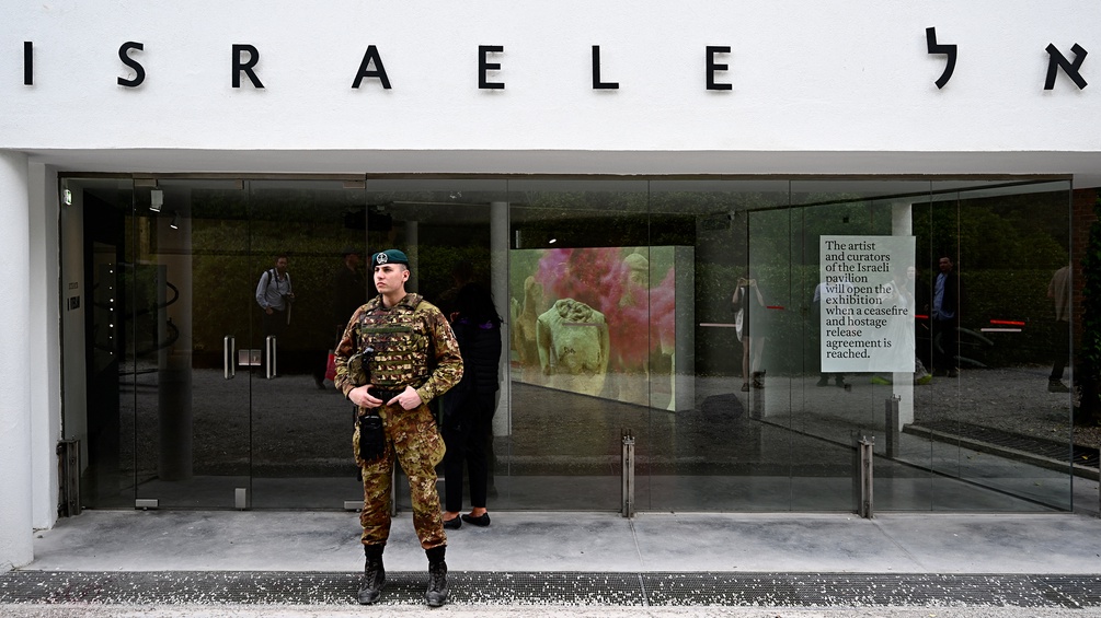 Soldat vor Israels Pavillon