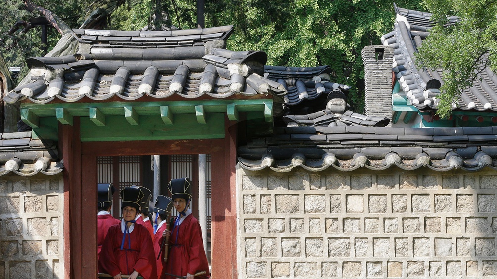 Südkoreanische Studenten in Trachten