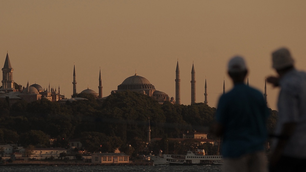 Personen unscharf vor Skyline Istanbul