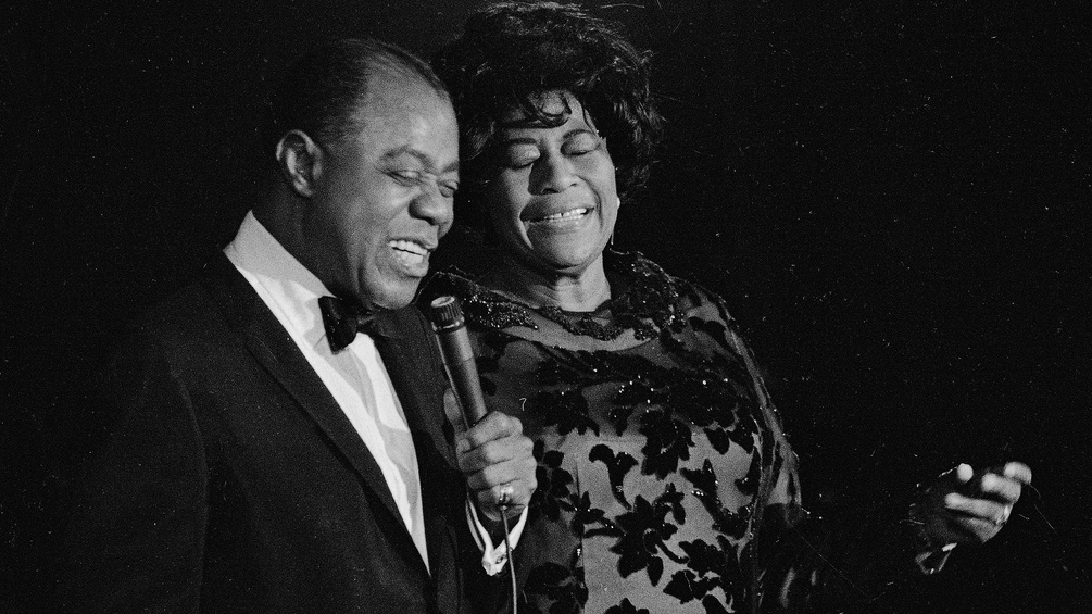Louis Armstrong und Ella Fitzgerald singen