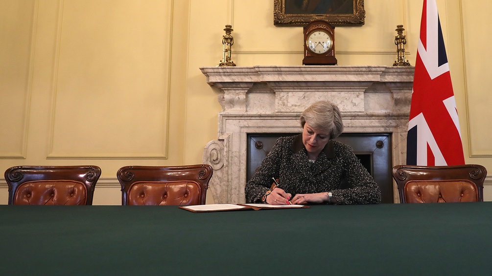 Theresy May beim unterschreiben des Brexit-Antrags