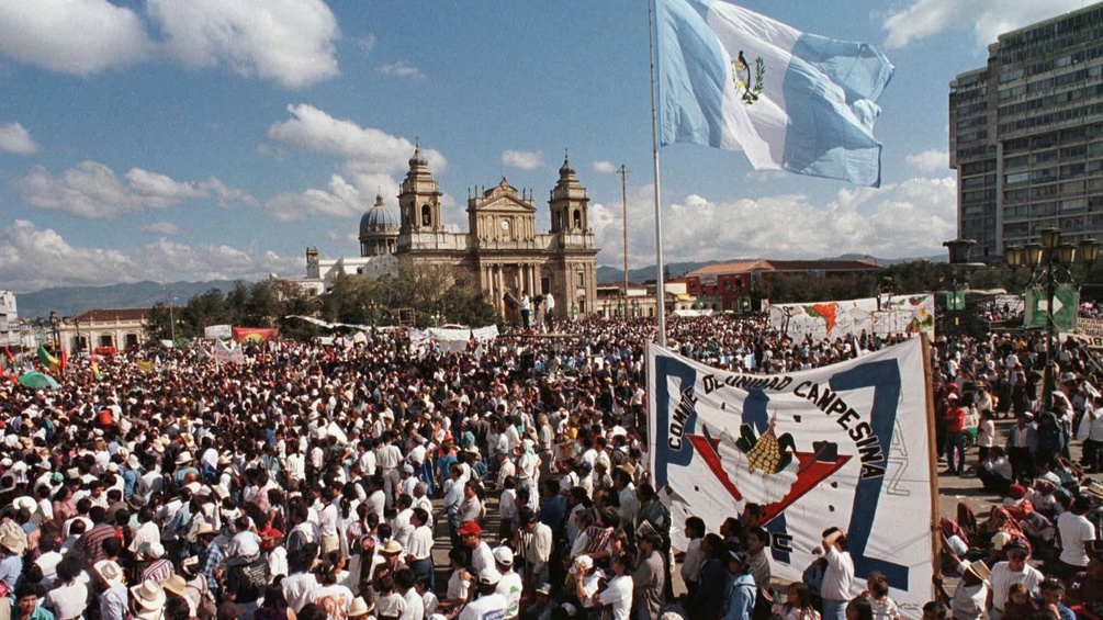 Tausende auf dem Hauptplatz in Guatemala City, 1996