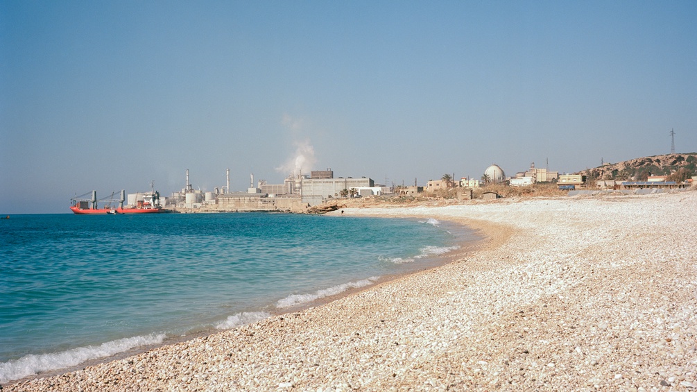 Strand und Zementfabrik nebeneinander. Umweltschutz befindet sich im Libanon noch in den Kinderschuhen.