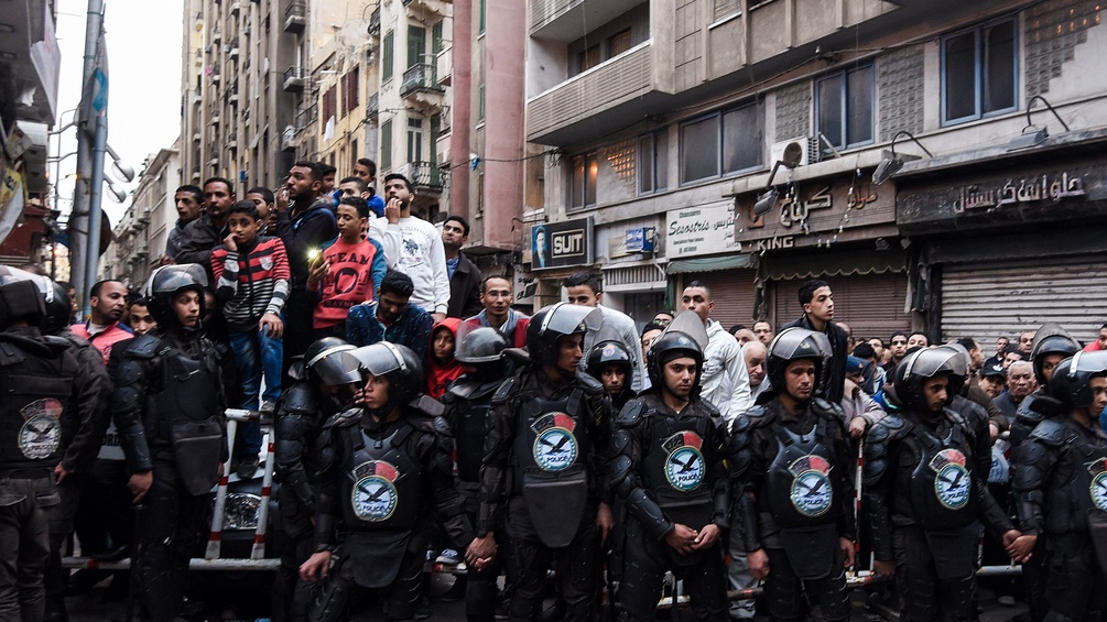Ägyptische Polizisten vor einer Menschenmenge
