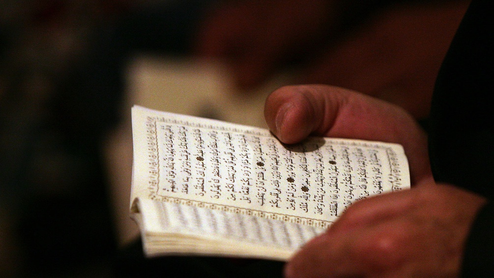 Mann liest im Koran