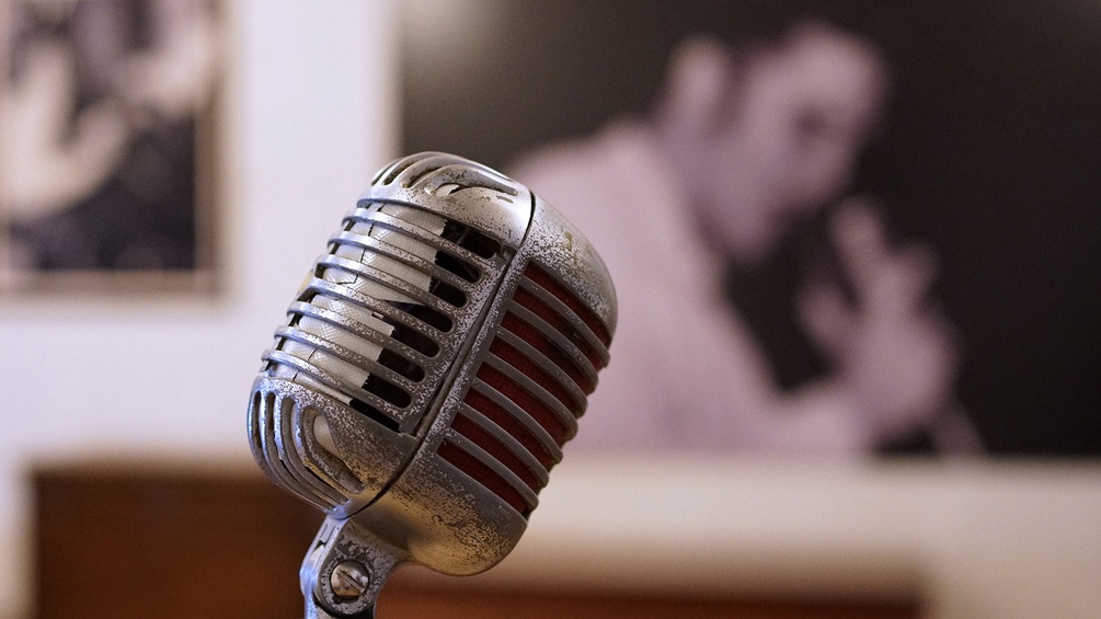 Mikrofon, dahinter Elvis Presley