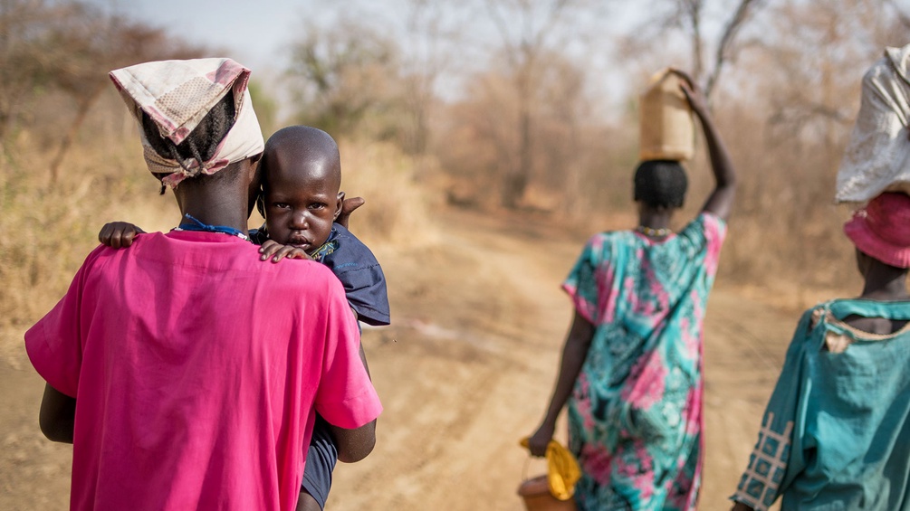 Kind auf dem Arm seiner Mutter im Sudan