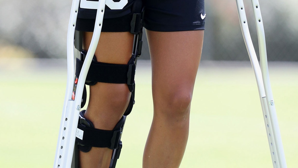 Knieverletzung mit Krücken
