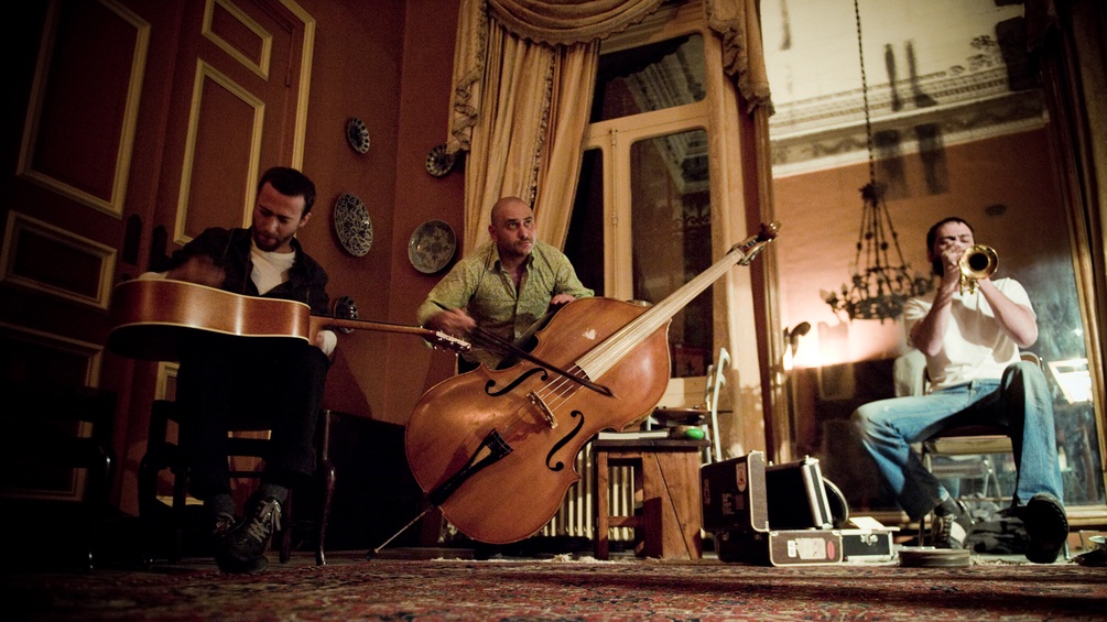 12.	Sharif Sehanoui, Raed Yassin und Mazen Kerbaj spielen ein Konzert im privaten Rahmen in der Familienvilla der Sehnaouis.