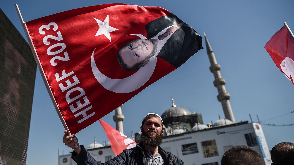 Mann mit Fahne in der Türkei