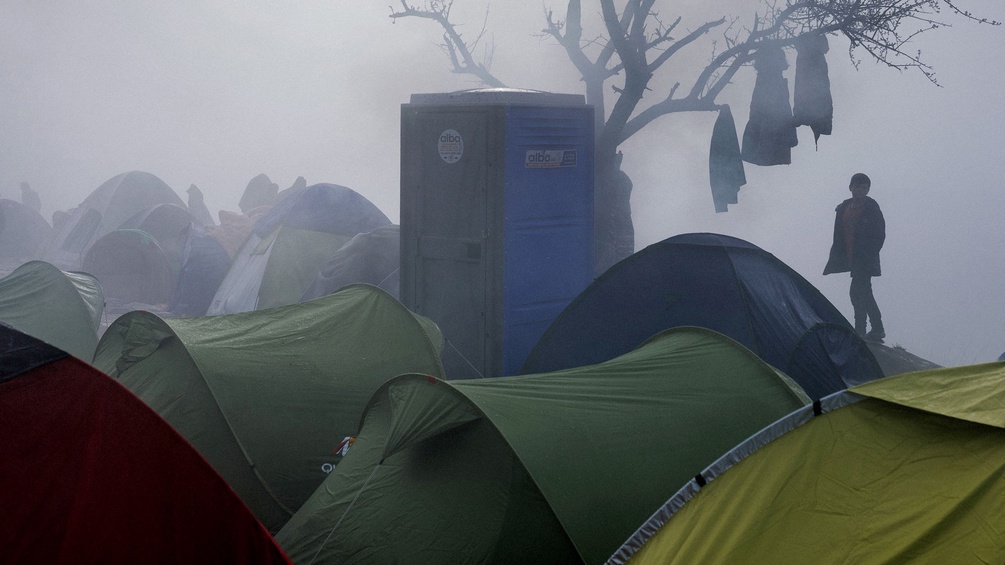 Junge in einem Zeltlager, Nebel