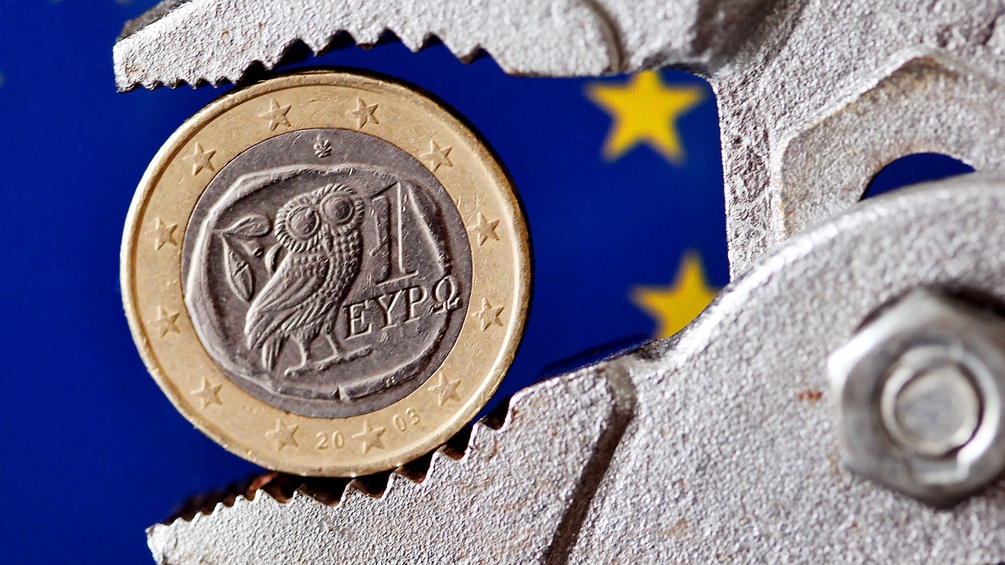 Euromünze von einer Zange gehalten