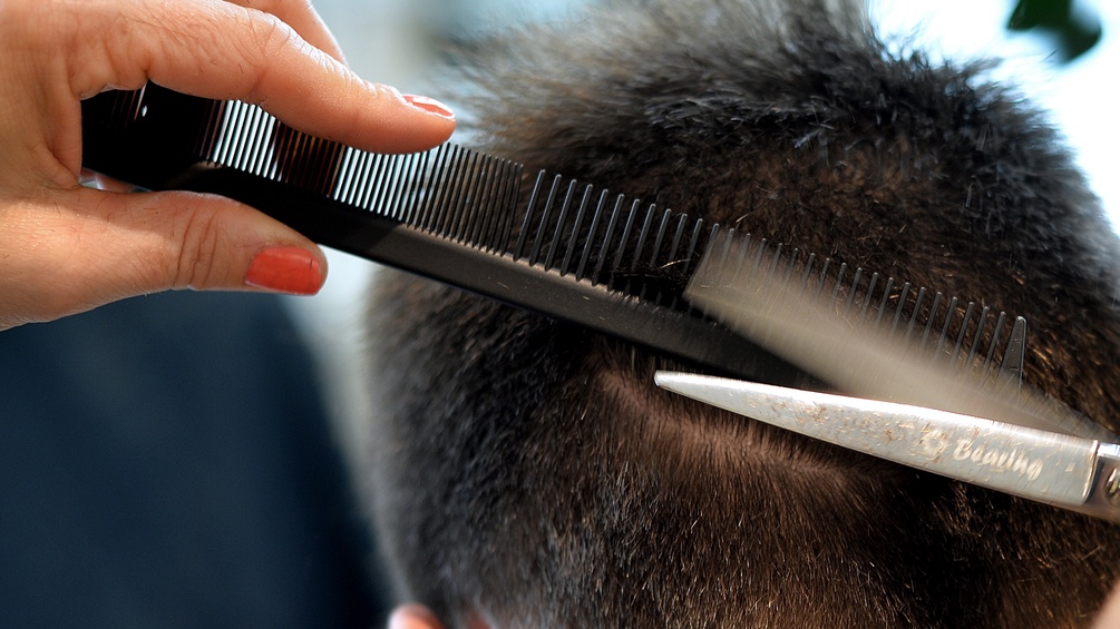 Friseurin schneidet kurze Haare