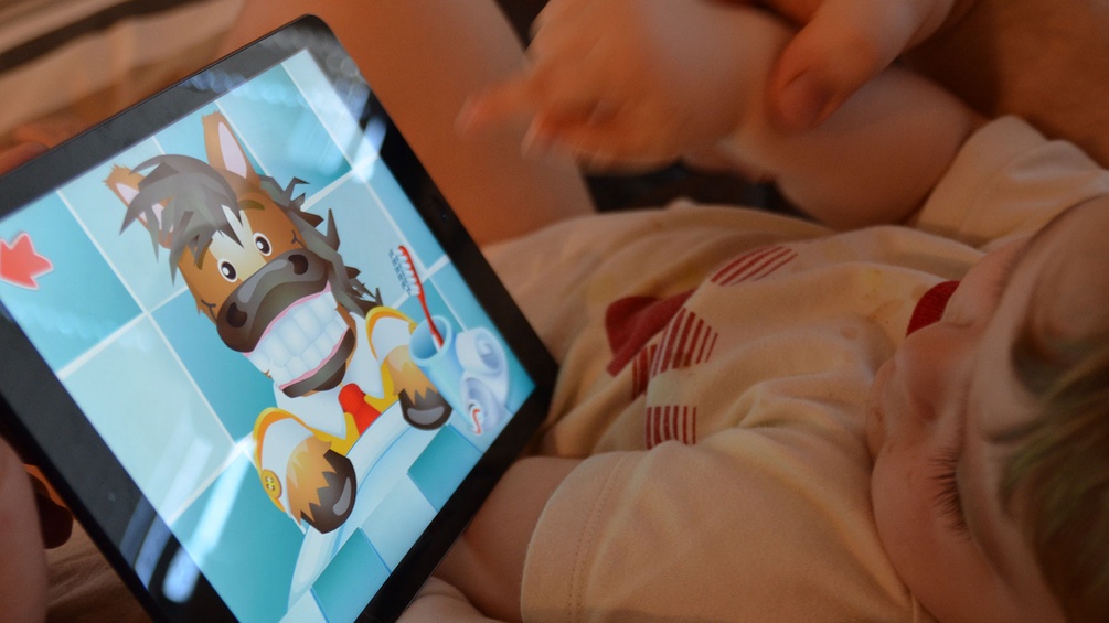 iPad mit Kleinkind