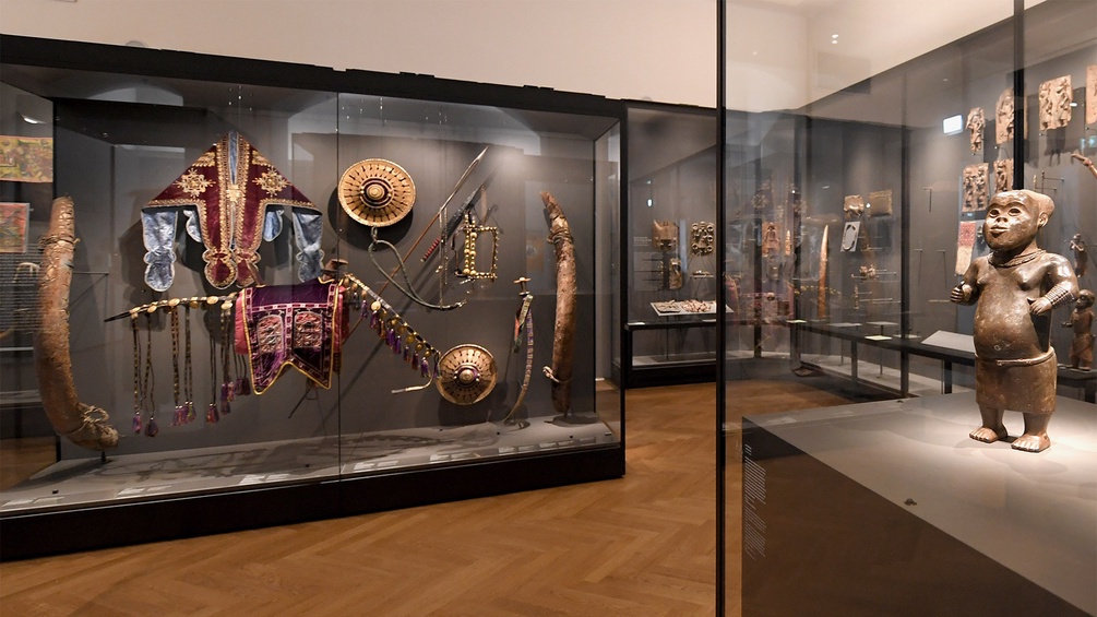 "Zwei Hofzwerge" aus dem Königtum Benin ist eines der Highlights im "Weltmuseum Wien" (ein Zwerg im Bild)
