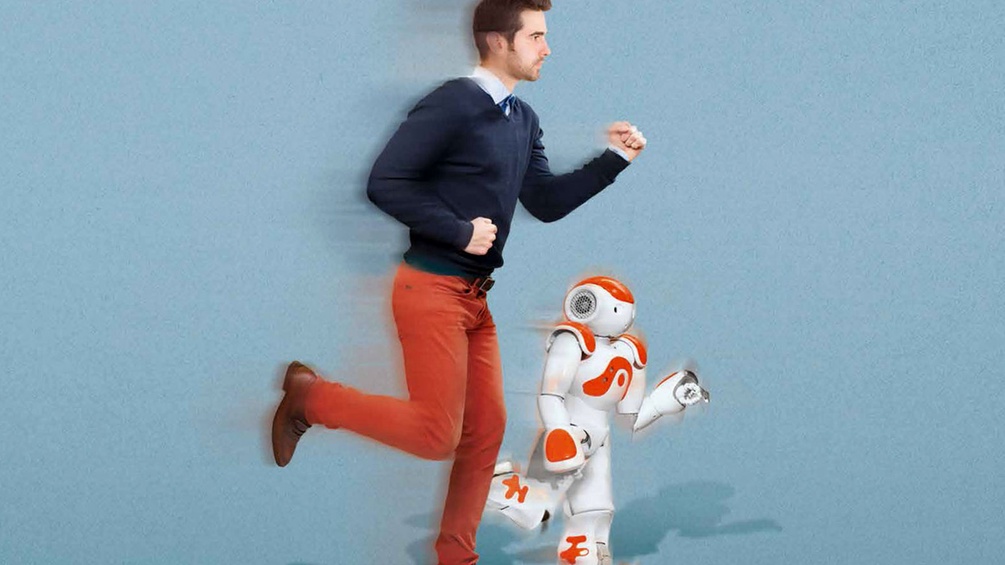 Mann läuft mit Roboter