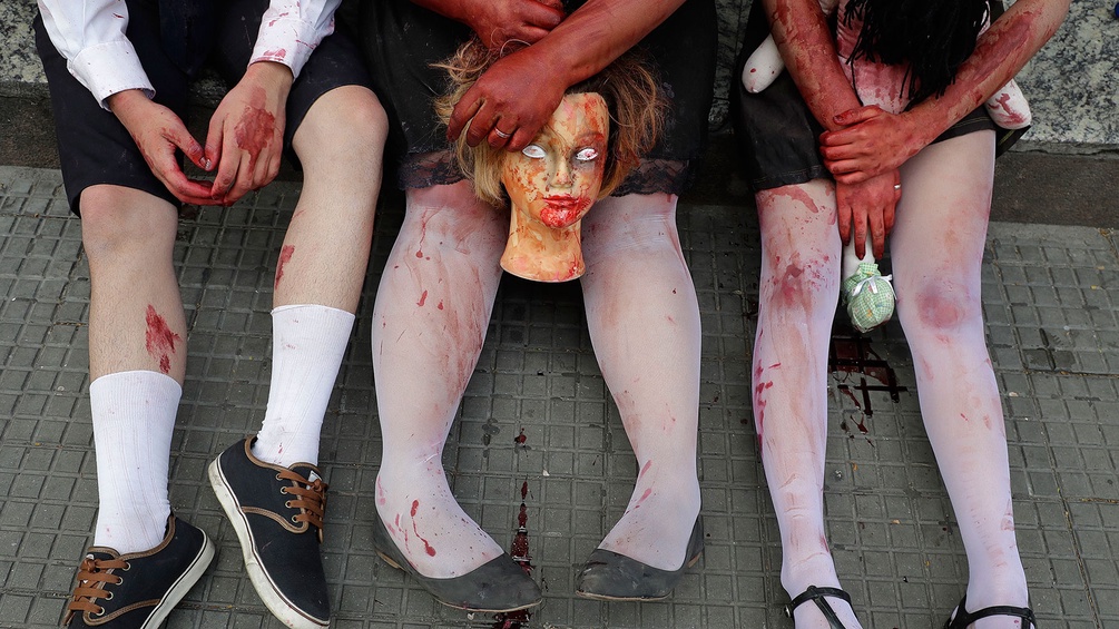 Beine von Menschen, die sich als Zombies verkleidet haben