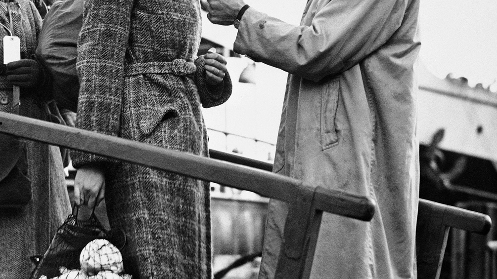 Frau 1938 auf dem Steg eines Schiffes
