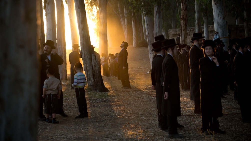 Orthodoxe Juden im Abendlicht