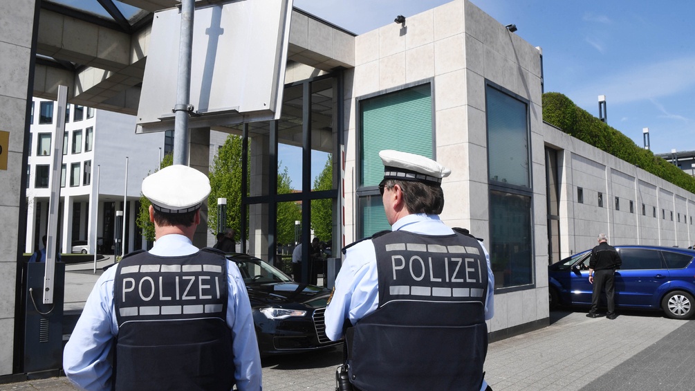 Zwei Polizisten vor der Vor der Bundesanwaltschaft in Karlsruhe (Baden-Württemberg)