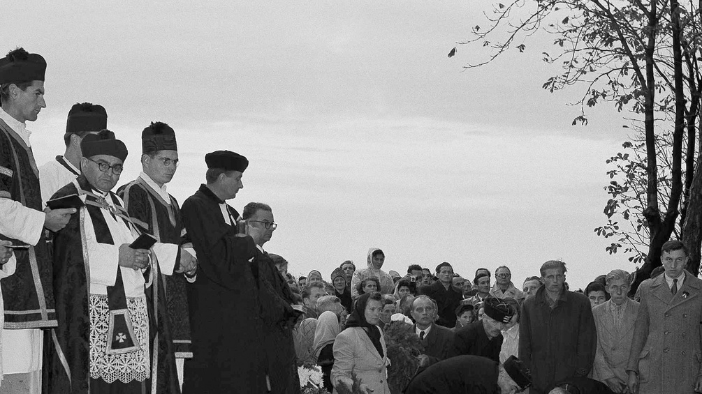 Priester in Ungarn bei einem Begräbnis, 1956
