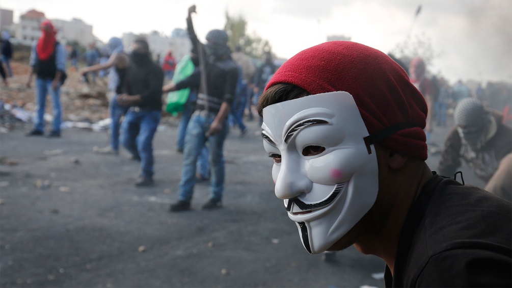 Demonstrant mit Guy-Fawkes-Maske