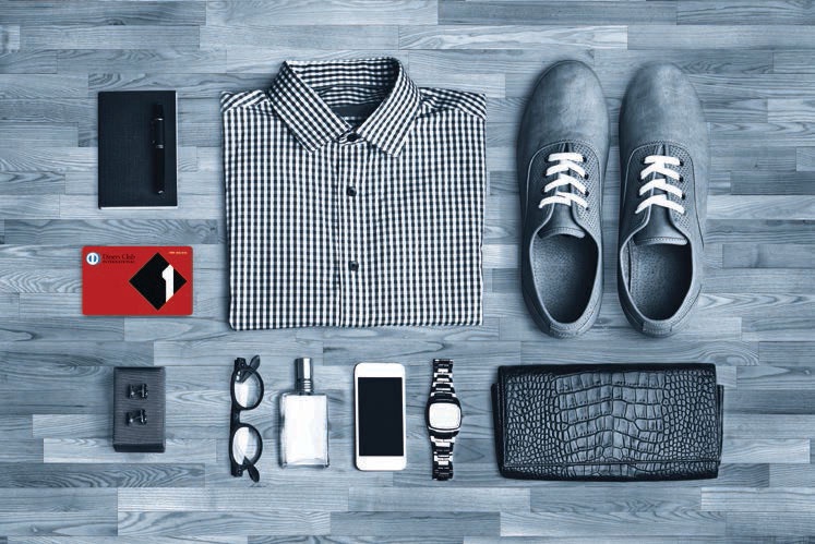 ORF Kreditkarten-Sujet, Hemd, Brille, Schuhe, Geldbörse