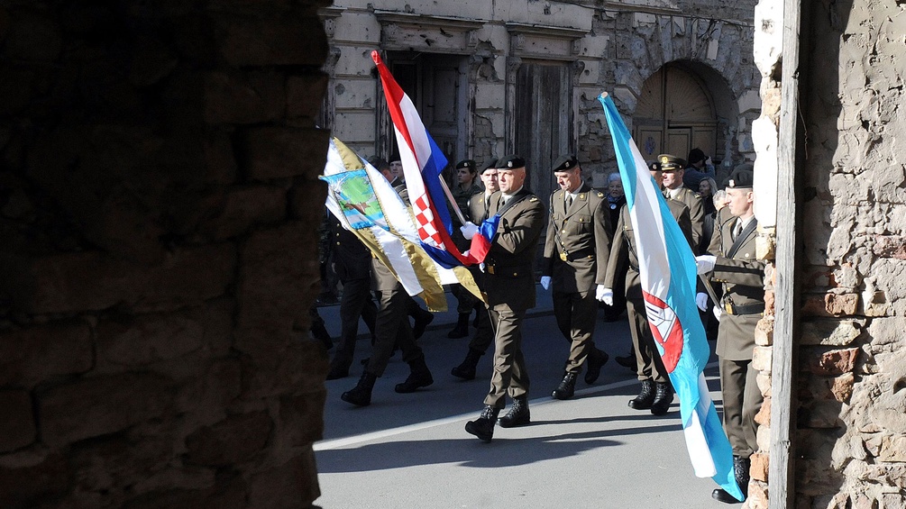 Kroatische Armee trägt Fahnen
