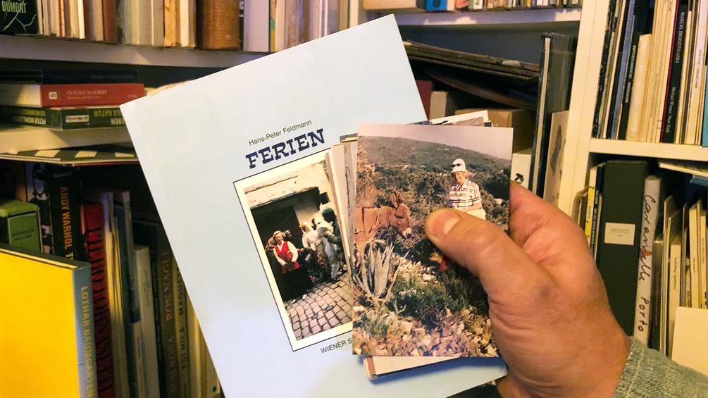 Buch und Fotos in Händen