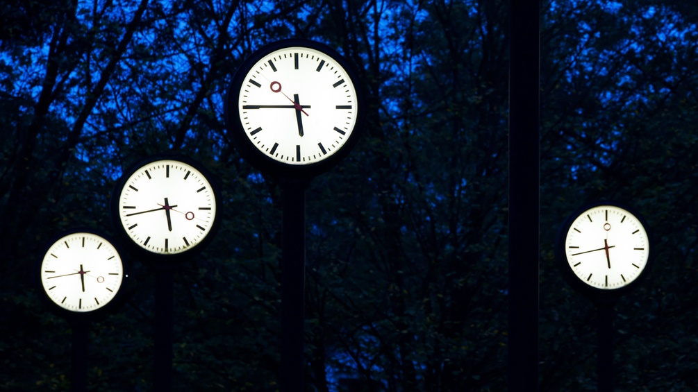 Öffentliche Uhren in der Nacht