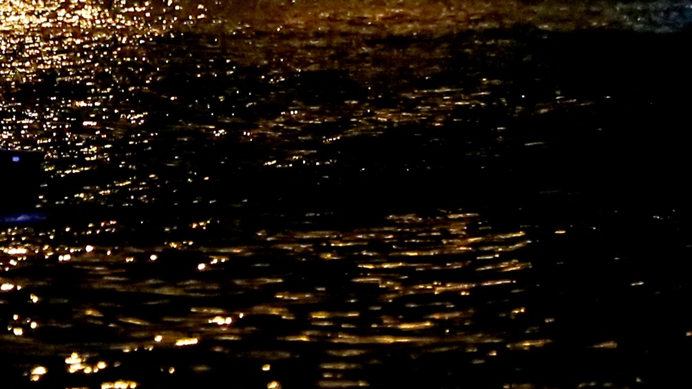 Lichtspiegelung im Wasser bei Nacht