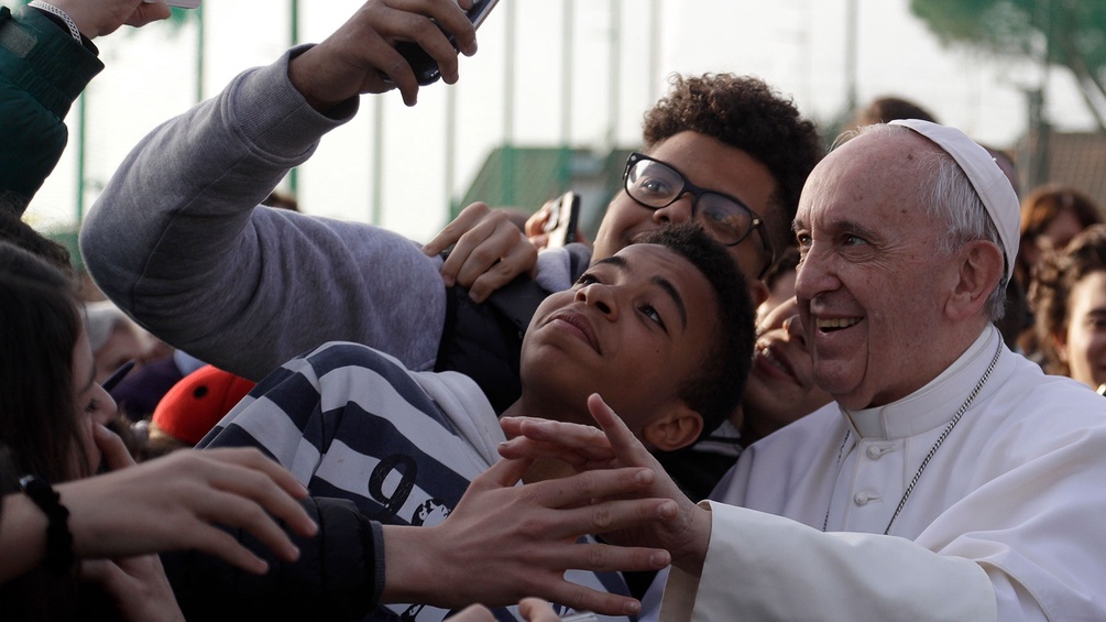 Papst Franziskus unter Jugendlichen