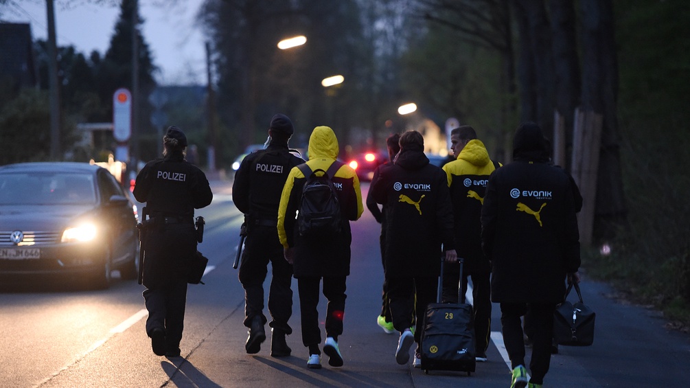 Polizei eskortiert nach dem Anschlag BVB-Spieler
