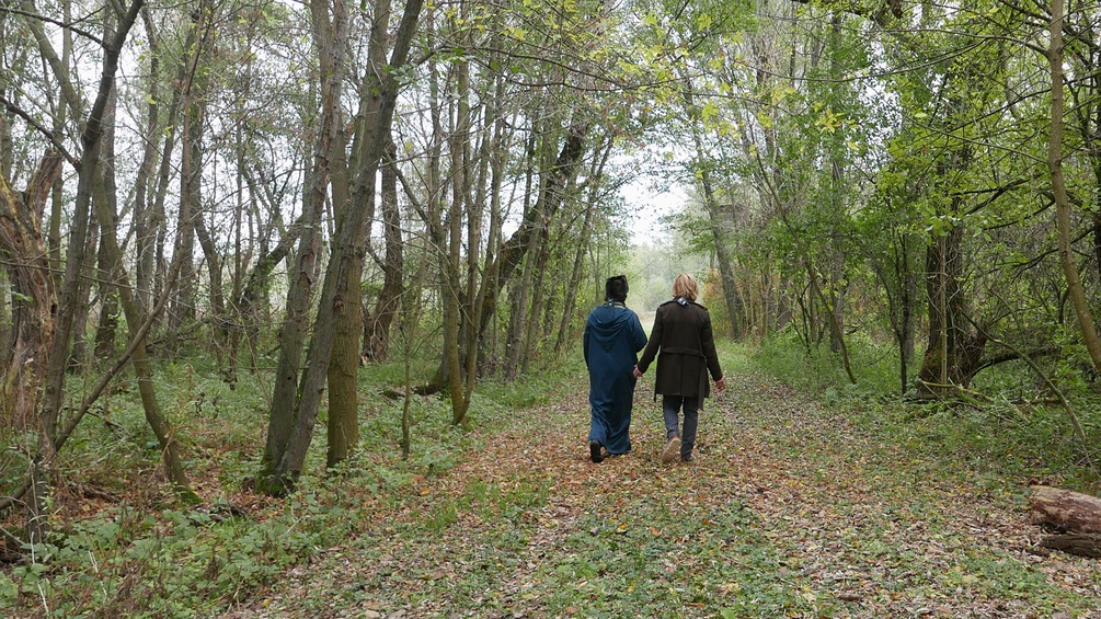 Zwei Spaziergänger im Wald