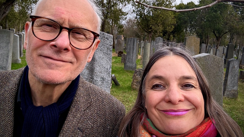 Herbert Fritsch und AnniKa von Trier bei ihrem Spaziergang über den Wiener Zentralfriedhof