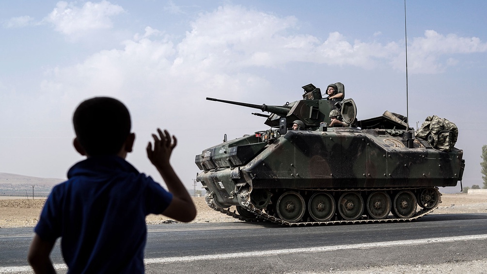 Kind winkt den türkischen Truppen