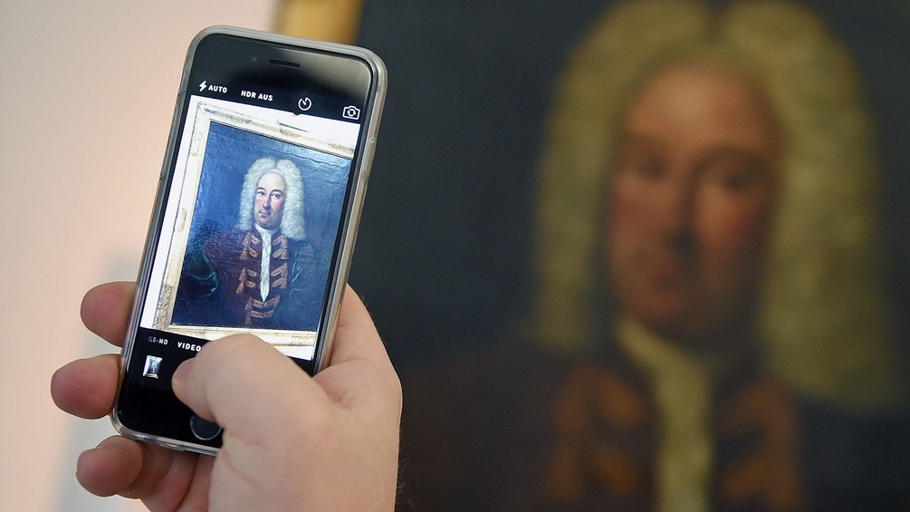 Ein Porträt, das mit höchster Wahrscheinlichkeit Georg Friedrich Händel zeigt, fotografiert ein Besucher
