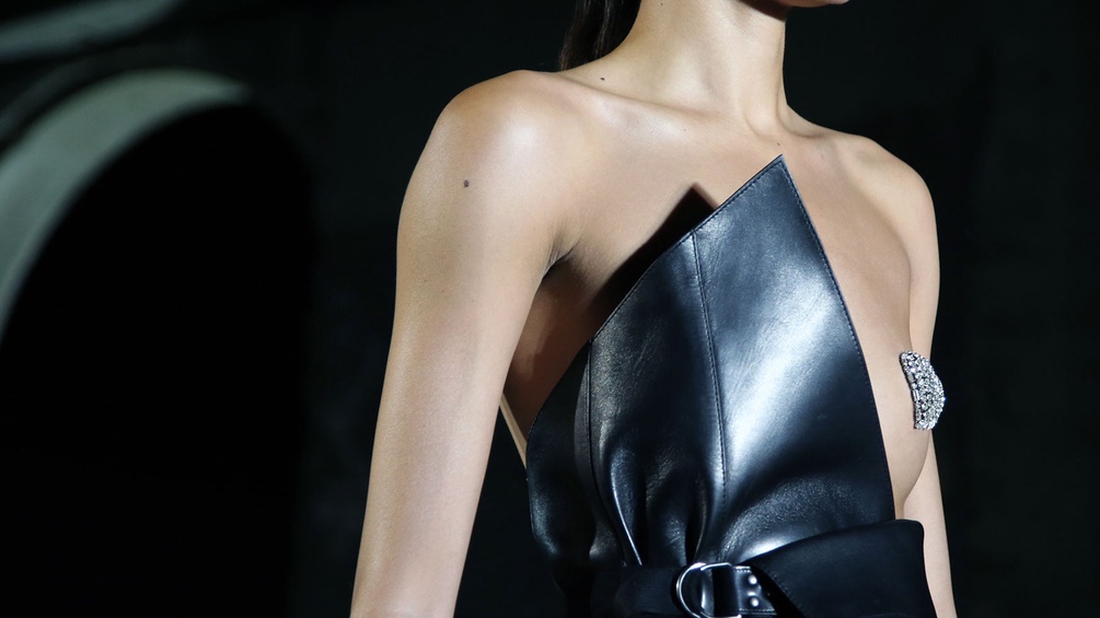 Modell mit einem Lederkleid von Yves Saint Laurent