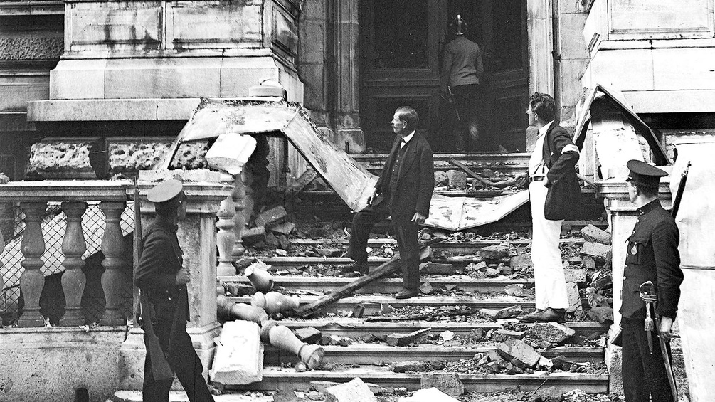 Zerstörtes Gebäude in Wien nach Unruhen 1927