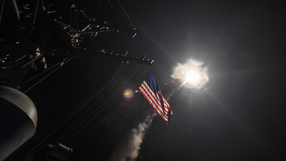 Ein amerikanisches Kriegsschiff feuert eine Rakete ab