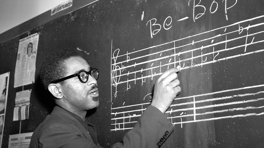 Dizzy Gillespie notiert eien Bebop-Phrase auf eine Tafel, New York 1947