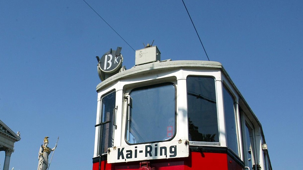 Historische Straßenbahn vor dem Wiener Parlament