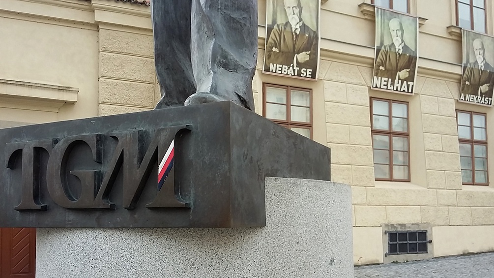 Tomáš Garrigue Masaryks Motto ist im Hintergrund auf den Bildern an der Mauer zu sehen: Keine Angst haben. Nicht lügen. Nicht stehlen